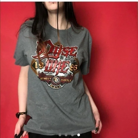 Vintage grey tee shirt with red and orange  graphic  🖤🤍‌‌ - Picture 4 of 4